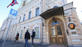 Суд в Москве оштрафовал мужчину, разбившего дверь у посольства Норвегии