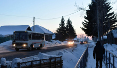 Житель Туапсе поднял автобус по скользкой дороге в гору